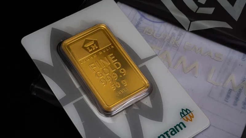 Harga Emas Antam Anjlok Hari Ini! Waktunya Beli atau Tahan?
